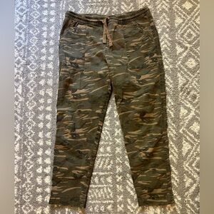 Cotton On Camouflage Ankle Pants  size 10 (B127)
